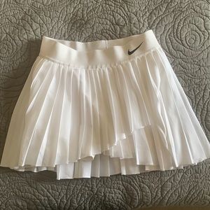 White pleated Nike golf or tennis skort 🤍 size S